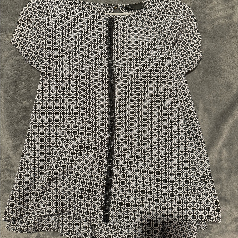 nOir Jewelry Black and White Boxy Cap Sleeve Blouse